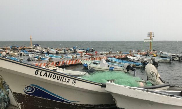 Pescadores resguardan algunas lanchas por vientos del norte en Veracruz