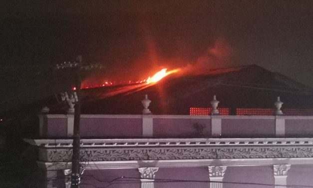 Incendio en el salón Hidalgo de Naolinco (VIDEO)