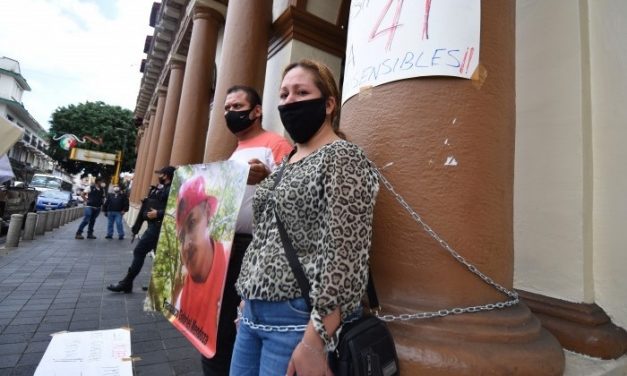 Mujer se encadena a uno de los pilares de Palacio de Gobierno para exigir avances en su denuncia contra vecino de la colonia Higueras