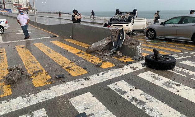 Impactante volcadura en Reyes Heroles en Boca del Río