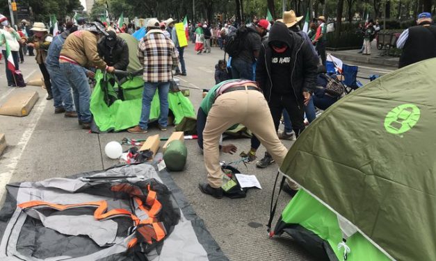 lopez NO permite llegar al zócalo!! Él SÍ bloqueó Reforma por meses, afectándonos a todos los capitalinos!(video)#19deSeptiembre estamos sobre Juárez, enfrente de Bellas Artes!