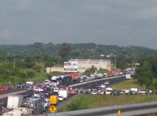 Cerrada la carretera Xalapa-Veracruz, en ambos sentidos.