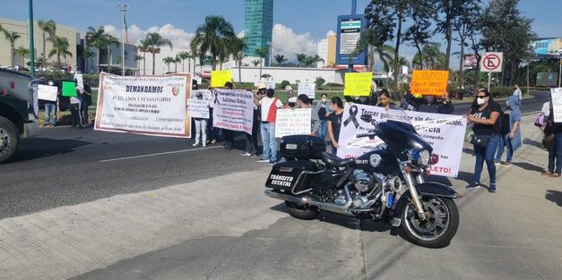 A las 10:30 horas los inconformes abrieron el paso vehicular con la advertencia de que volverán a cerrar si no atienden sus reclamos.