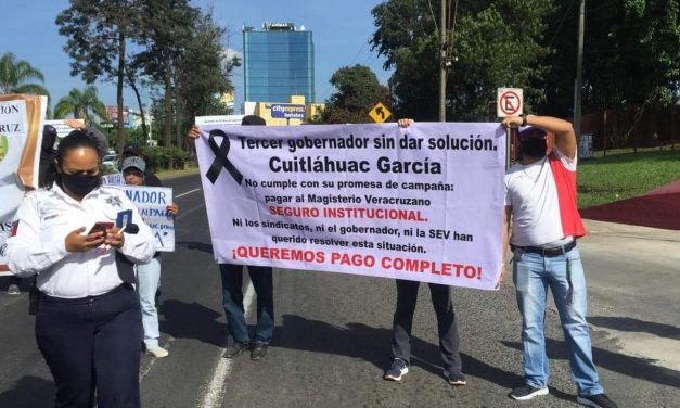 Manifestación frente a la SEV, en Xalapa