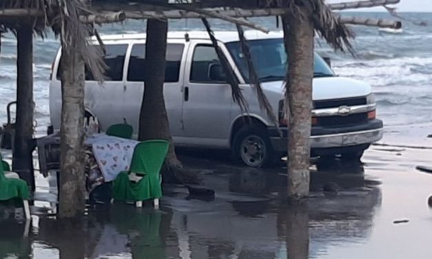 Sorprende fuerte marejada en Antón Lizardo, camioneta de turistas quedó atrapada (Fotos)