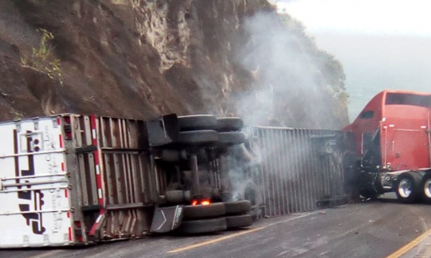 Vuelca tráiler en la autopista Puebla-Córdoba