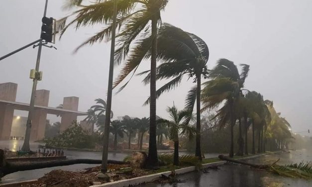 ¡ASÍ LUCE LA ZONA NORTE TRAS EL PASO DEL HURACÁN #DELTA! Poderoso fenómeno, aquí algunas imágenes desde Cancún, Puerto Morelos y Playa del Carmen.