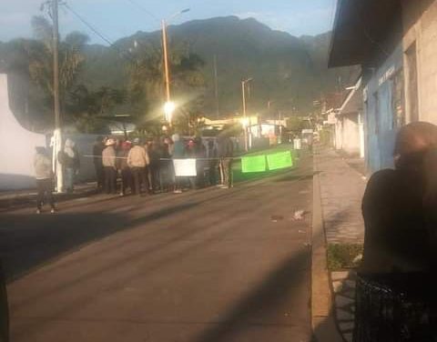 Bloquean acceso al municipio de Ixhuatlancillo.