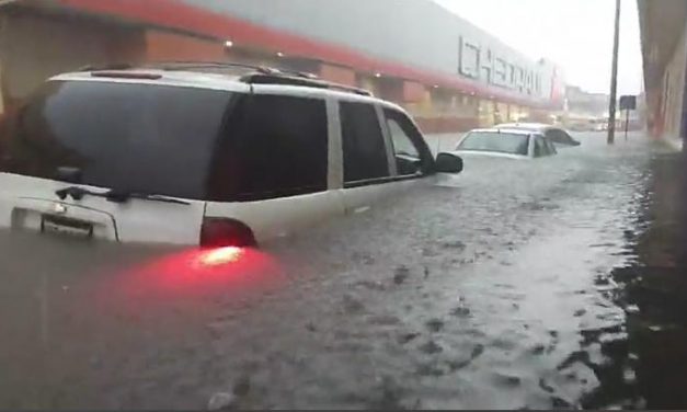 Amanecen entre el agua en el Fraccionamiento Parrilla 2, por falta de bombas en el cárcamo