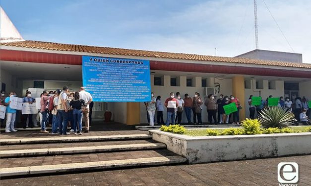 Trabajadores del Hospital de Villa Oluta perteneciente al sector salud del estado, denunciaron intoxicación de más de 10 compañeros