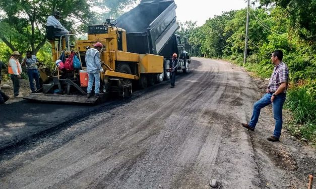 Avance de obras en el Municipio de Jamapa, asfaltado del tramo carretero Cuajilote-La brecha