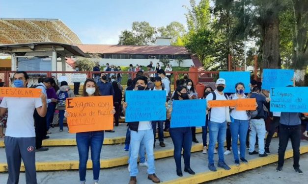 Grupo de jovenes se manifiesta en las instalaciones de la SEV