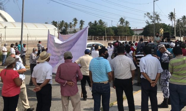 Trabajadores del extinto Sistema de Agua y Saneamiento (SAS), marcharon en calles y avenidas de este municipio de Veracruz