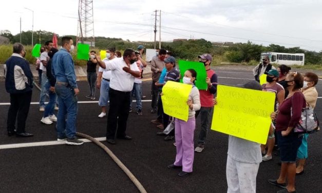 Esta mañana vecinos bloquean carretera Veracruz-Cardel a la altura de #GeoLosPinos por falta de agua en colonias de #Veracruz