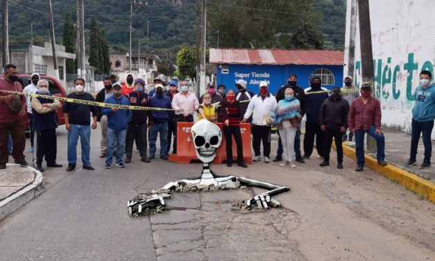 Con calaveras de todos los tamaños y gustos, así fue como habitantes de Ciudad Mendoza visibilizaron los baches que entorpecen la circulación vial sobre las principales calles de su municipio.