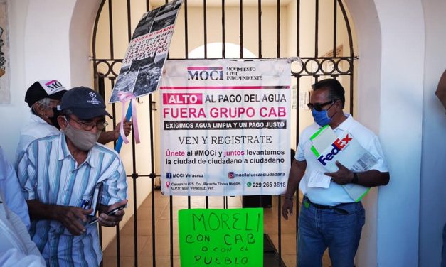 Cierra de carretera por la falta de atención del alcalde de Boca del Rio al tema de los cortes de Agua.