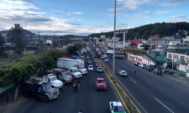 Se manifiestan camioneros de la zona centro hoy en Xalapa