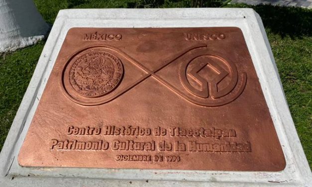 Pintan a brochazos estatua de Agustín Lara y la placa de bronce