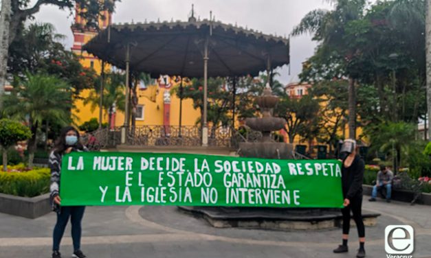 Colocan ofrenda en honor a víctimas de feminicidio, en Orizaba