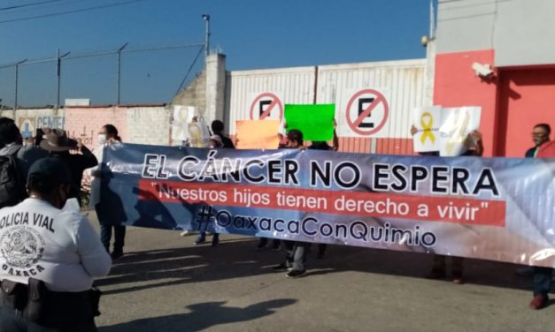 Padres d niños con cáncer dl Hosp d la Niñez,bloquean la Carr Fed175 a la altura dl crucero dl Aeropuerto, esto ante el abandono d las autoridades estatales y federales al no asegurar los tratamientos y el abasto d medicamentos para sus hijos, lo q los ha puesto en riesgo su vida