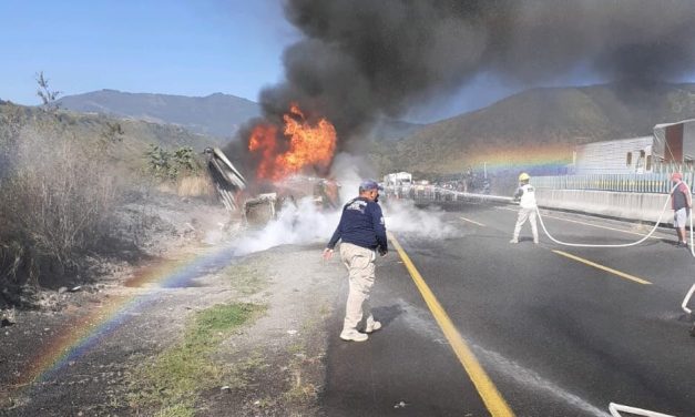 Se incendia trailer al momento de circular sobre la autopista Puebla-Orizaba, a la altura de Balastrera. El conductor pudo ponerse a salvo.