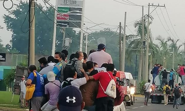 Hasta una hora esperan este jueves ciudadanos para ser cruzados en el paso de La Majahua de la carretera #Villahermosa-#Teapa