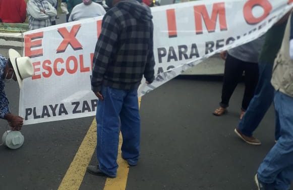 VECINOS, PESCADORES Y PRESTADORES DE SERVICIO DE LAS BARRANCAS BLOQUEARON LA CARRETERA A VERACRUZ