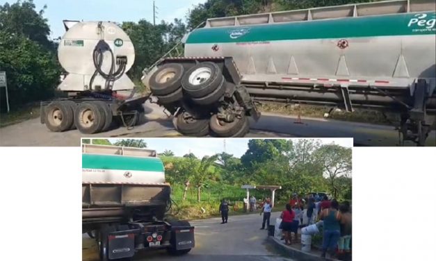 Un tractocamión que transporta maíz se volcó en la carretera Nanchital a Las Choapas, a la altura del municipio de Moloacán.