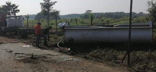 Una persona muerta y daños materiales por varios miles de pesos, fue el saldo que arrojó la volcadura de una pipa de agua