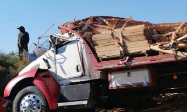 CHOCA TRÁILER CON TORTON Y VUELCA EN EL TRAMO ESPERANZA-CIUDAD MENDOZA