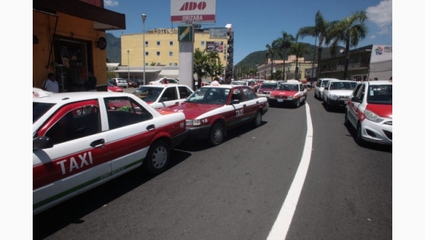 EXHORTA DIRIGENTE TAXISTA A SUS AGREMIADOS A NO «ASALTAR» A PASAJEROS EN ESTAS FIESTAS