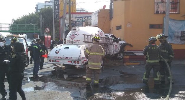 PIPA CHOCA CONTRA VIVIENDA CUANDO CIRCULABA POR TLALPAN EN LA CDMX