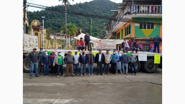 Protestan materialistas de Zongolica contra tienda departamental por adeudos en acarreos