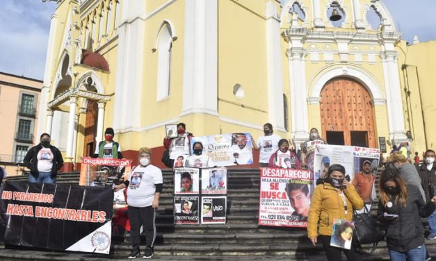 integrantes de colectivos de personas desaparecidas de Coatzacoalcos y otros puntos de la entidad, protestan este jueves en la “Plaza Lerdo”