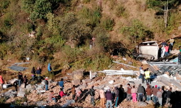 Un trailero falleció prensado tras caer la unidad que conducía por un barranco en las Cumbres de Maltrata.