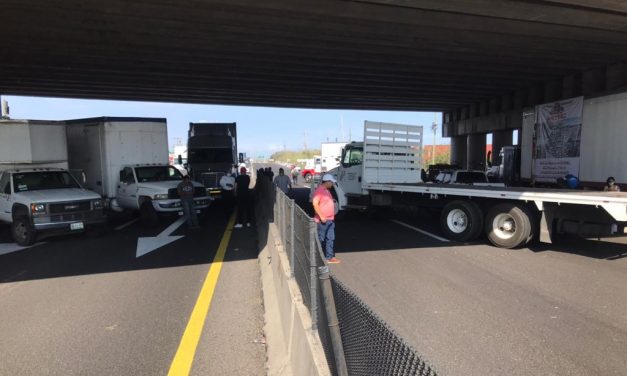 TRANSPORTISTAS BLOQUEAN AUTOPISTA CARDEL