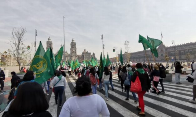 ARRIBAN PRIMEROS GRUPOS FEMINISTAS AL ZÓCALO DE LA CD. DE MÉXICO