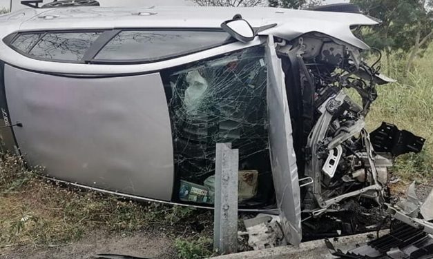 VUELCA AUTOMOVIL EN AUTOPISTA VERACRUZ-XALAPA