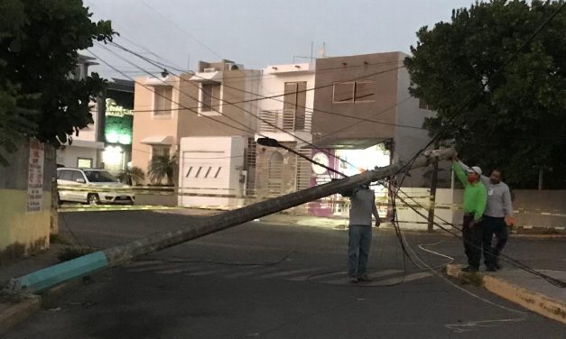 DERRIBAN POSTE DE TELEFONOS EN RIO MEDIO