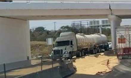 VUELCA TRAILER EN LA CARRETERA VERACRUZ-CARDEL