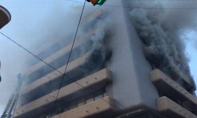 RESCATAN MUJER DEL EDIFICIO INTRA