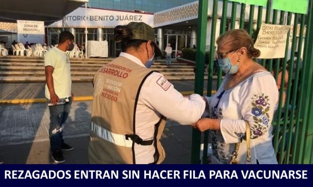 REZAGADOS ENTRAN SIN HACER FILA PARA VACUNARSE