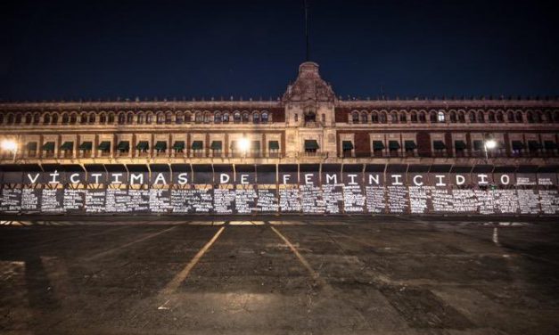 ACTIVISTAS PINTAN VALLAS METÁLICAS