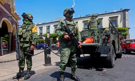 Dejan cuerpo de El Cholo en banca a unos metros de la alcaldía de Tlaquepaque