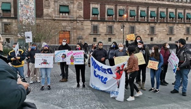 PROTESTAN MAESTROS DE LA UNAM FRENTE A PALCIO NACIONAL