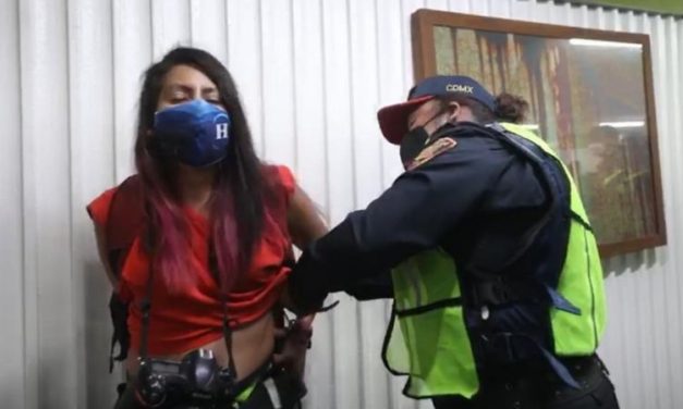 Suspenden a policías involucrados en agresión a fotorreporteras que cubrían marcha del 8M