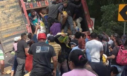 RAPIÑA DE VERDURAS TRAS VOLCAR CAMIÓN