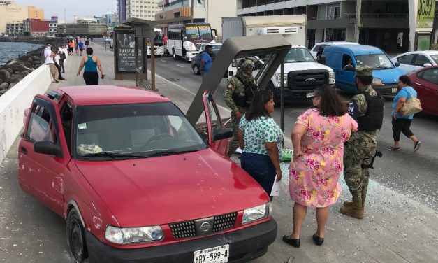 QUEDO ARRIBA DE LA BANQUETA DESPUES DE DESTROZAR UN ANUNCIO