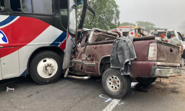 Choca autobús contra camioneta en Veracruz; hay dos muertos (fotos)