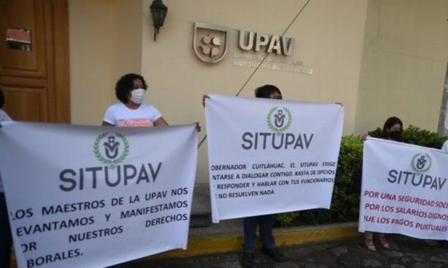 MAESTROS DE UPAV SE MANIFIESTAN, EXIGEN PAGO DE SALARIOS